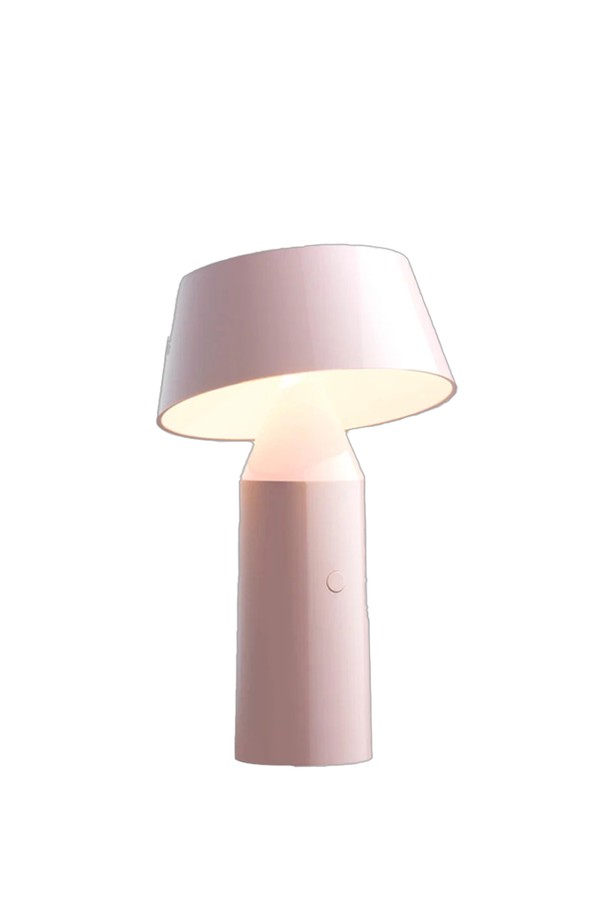 [Marset] 마르셋 비코카 포터블 램프 페일 핑크는 미니멀한 디자인의 LED 무선 램프입니다. 부드러운 페일 핑크 색상으로, 실내 조명용으로 적합하며 3단계 밝기 조절이 가능합니다. 최대 20시간 사용 가능한 배터리와 함께 전용 LED 전구가 포함되어 편리하게 사용할 수 있습니다. 심플하고 모던한 디자인으로, 각도 조절이 가능하여 실용성을 더했습니다.
