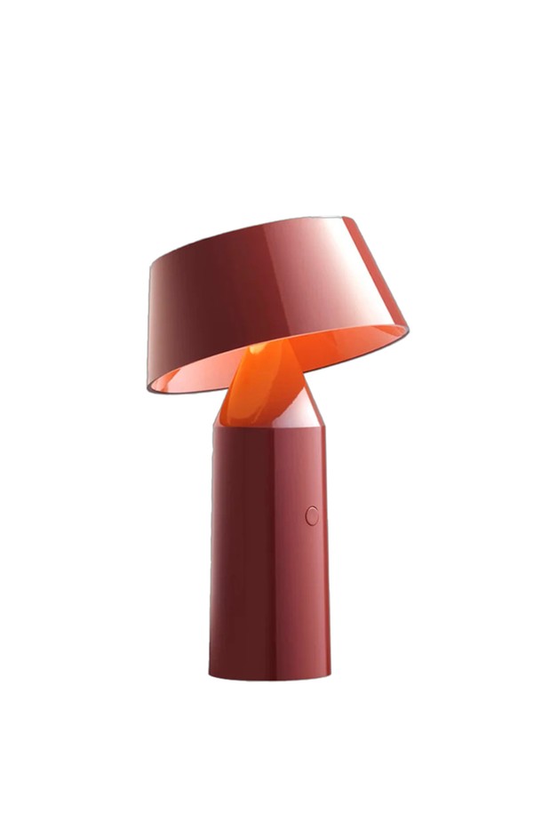 마르셋 비코카 포터블 램프 레드 와인/Bicoca Red Wine은 미니멀한 디자인과 모던한 스타일을 갖춘 휴대용 램프입니다. 3단계 밝기 조절이 가능하며, 감성적인 분위기를 연출하는 무드등으로 사용할 수 있습니다. 최대 20시간 사용 가능한 LED 램프로, 전용 LED 전구를 포함하고 있습니다. 각도 조절이 가능하며, 디자이너 Christophe Mathieu의 작품입니다. 주문 후 3-5일, 사전 주문 시 12-14주 소요됩니다.
