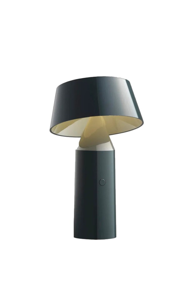 마르셋 비코카 포터블 램프 앤트러사이트는 미니멀한 디자인의 실내 조명입니다. 플라스틱 소재로 제작되었으며, 높이 22.5cm, 지름 6.4cm의 아담한 사이즈로 공간 활용도가 높습니다. 앤트러사이트, 오프 화이트, 레드 와인, 옐로우, 라이트 블루, 페일 핑크 등 다양한 색상 옵션을 제공합니다. 포터블 기능과 3단계 밝기 조절 기능, LED 전구 포함으로 실용성을 더했으며, 최대 20시간 사용 가능합니다. 따뜻하고 감성적인 분위기를 연출하여 실내 공간을 아늑하게 만들어줍니다.
