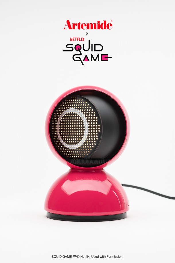 [Artemide] 오징어 게임 에클리세 테이블 램프는 핑크와 블랙 두 가지 색상으로 출시되었습니다. 스틸과 테크노폴리머 소재로 제작되었으며, 모던하고 미니멀한 스타일을 추구합니다. 오징어 게임 에디션으로 특별 제작된 가드 디자인이 특징이며, 180mm x 120mm 크기입니다. 7년 제품 보증과 함께, Netflix 오징어 게임 공식 라이선스 제품으로 한정판 및 컬렉터 에디션을 소장할 수 있습니다. 제품의 제조 결함에 대해서는 7년 무상 수리 서비스를 제공하며, 현장 서비스는 추가 비용으로 이용 가능합니다. 주문 확인 후 재고는 3-5일, 사전 주문 시 12-14주 소요됩니다.
