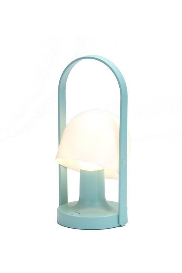 [Marset] 마르셋 팔로우미 포터블 램프는 Inma Bermudez가 디자인한 조명/램프로, 심플하고 곡선형 디자인과 우드 손잡이가 특징입니다. 화이트, 블루, 테라코타, 그린, 핑크의 5가지 컬러로 출시되었으며, 우드와 플라스틱 소재로 제작되었습니다. USB 충전 및 무선 사용이 가능하며, 3단계 밝기 조절과 각도 조절 기능을 지원합니다. 최대 20시간 사용 가능하며, 전용 전구를 포함하여 따뜻한 분위기를 연출하고 자유로운 공간 활용을 돕습니다. 높이 28.8cm, 너비 12.3cm, 깊이 12.3cm의 크기로 이동이 편리한 포터블 램프입니다.
