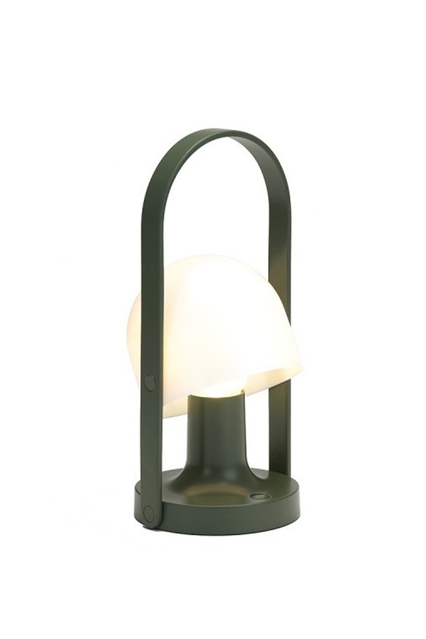 마르셋 팔로우미 포터블 램프는 이동의 자유로움을 선사하는 무선 램프입니다. 흰색(White), 파란색(Blue), 테라코타(Terracotta), 녹색(Green), 분홍색(Pink) 등 감각적인 5가지 색상으로 출시되었습니다. 우드 손잡이와 부드러운 곡선 디자인은 세련된 분위기를 연출하며, 실내 및 실외 어디든 휴대하여 사용할 수 있습니다. 최대 20시간 사용 가능한 배터리와 3단계 밝기 조절 기능, 각도 조절 기능으로 사용 환경에 맞춰 편리하게 활용 가능합니다. 전용 전구와 함께 제공되며, 7년 무상 AS를 지원합니다.
