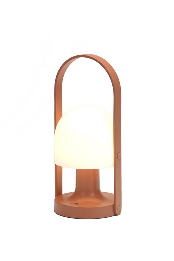 마르셋 팔로우미 포터블 램프는 우드와 플라스틱 소재로 제작되었으며, 실내 및 실외에서 사용 가능한 조명/램프입니다. 화이트, 블루, 테라코타, 그린, 핑크 5가지 색상으로 출시되었으며, 심플, 미니멀, 모던한 디자인으로 어떤 공간에도 잘 어울립니다. USB 충전 및 무선 사용이 가능하며, 3단계 밝기 조절과 방향 조절 기능을 제공하여 편리성을 높였습니다. 최대 20시간 사용 가능한 배터리, 휴대성을 위한 경량 디자인, 우드 핸들이 특징이며, 전용 전구와 7년의 넉넉한 보증 기간, AS 서비스까지 제공됩니다.
