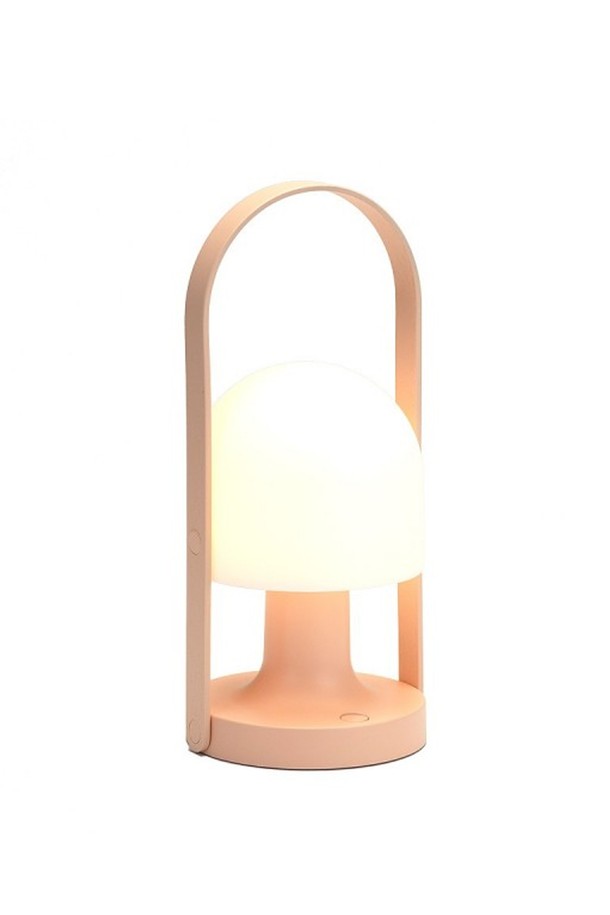 [Marset] 마르셋 팔로우미포터블 램프FollowMe는 실내 무드등으로 사용하기 좋은 조명입니다. 심플하고 모던한 디자인에 우드 소재로 제작되었으며, 화이트, 블루, 테라코타, 그린, 핑크 등 다양한 컬러를 선택할 수 있습니다. USB 충전 방식으로 최대 20시간 무선 사용이 가능하며, 3단계 밝기 조절과 각도 조절 기능을 갖춰 실용성을 높였습니다. 따뜻한 분위기를 연출하며 이동이 편리하여 실내 어디든 원하는 곳에서 사용할 수 있습니다. 전용 전구가 포함되어 편리하게 사용할 수 있습니다.
