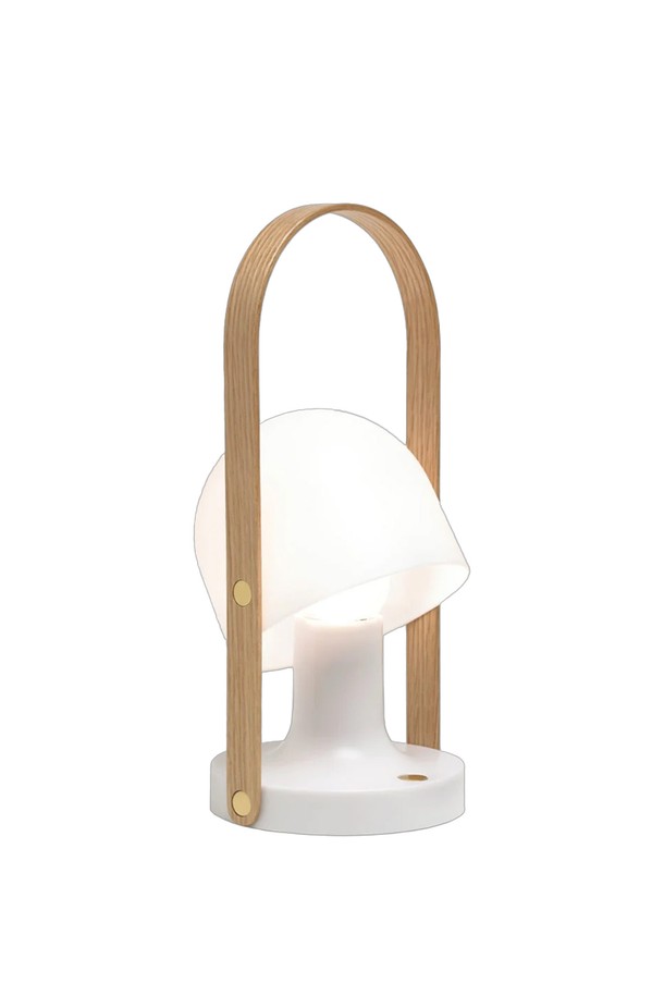 [Marset] 마르셋 팔로우미 포터블 램프는 심플한 디자인과 우드 핸들이 돋보이는 조명/램프입니다. 화이트, 블루, 테라코타, 그린, 핑크 등 다양한 컬러로 출시되어 취향에 맞게 선택할 수 있습니다. 최대 20시간 사용 가능한 배터리와 3단계 밝기 조절 기능, USB 충전 및 무선 사용이 가능하여 편리합니다. 이동이 용이하며, 실내조명 및 무드등으로 활용하기 좋습니다. 미니멀하고 모던한 스타일로, 자유로운 공간 활용이 가능한 팔로우미 포터블 램프를 만나보세요.
