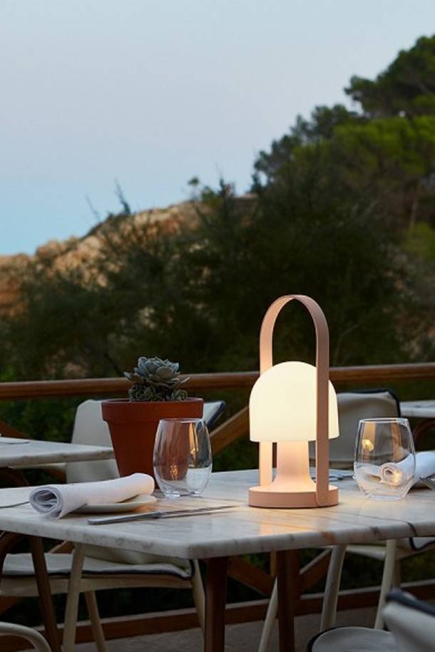 마르셋 팔로우미 포터블 램프는 이동의 자유로움을 선사하는 무선 램프입니다. 흰색(White), 파란색(Blue), 테라코타(Terracotta), 녹색(Green), 분홍색(Pink) 등 감각적인 5가지 색상으로 출시되었습니다. 우드 손잡이와 부드러운 곡선 디자인은 세련된 분위기를 연출하며, 실내 및 실외 어디든 휴대하여 사용할 수 있습니다. 최대 20시간 사용 가능한 배터리와 3단계 밝기 조절 기능, 각도 조절 기능으로 사용 환경에 맞춰 편리하게 활용 가능합니다. 전용 전구와 함께 제공되며, 7년 무상 AS를 지원합니다.
