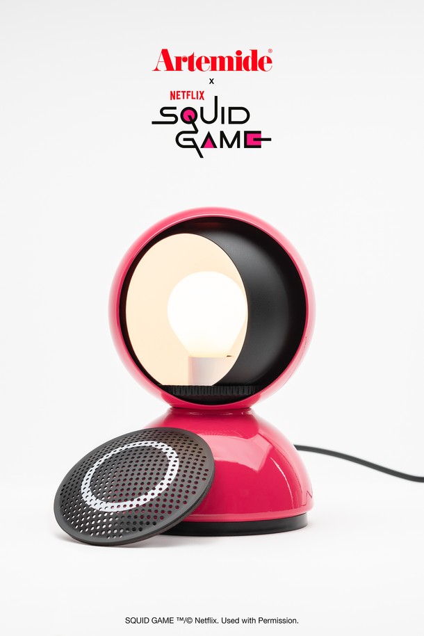 [Artemide] 오징어 게임 에클리세 테이블 램프는 핑크와 블랙 두 가지 색상으로 출시되었습니다. 스틸과 테크노폴리머 소재로 제작되었으며, 모던하고 미니멀한 스타일을 추구합니다. 오징어 게임 에디션으로 특별 제작된 가드 디자인이 특징이며, 180mm x 120mm 크기입니다. 7년 제품 보증과 함께, Netflix 오징어 게임 공식 라이선스 제품으로 한정판 및 컬렉터 에디션을 소장할 수 있습니다. 제품의 제조 결함에 대해서는 7년 무상 수리 서비스를 제공하며, 현장 서비스는 추가 비용으로 이용 가능합니다. 주문 확인 후 재고는 3-5일, 사전 주문 시 12-14주 소요됩니다.
