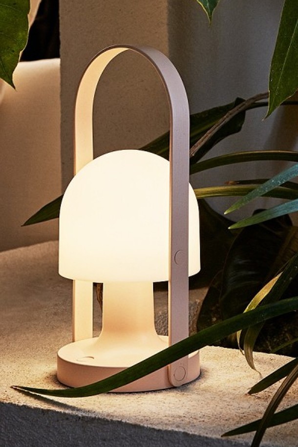 [Marset] 마르셋 팔로우미 포터블 램프는 심플한 디자인과 우드 핸들이 돋보이는 조명/램프입니다. 화이트, 블루, 테라코타, 그린, 핑크 등 다양한 컬러로 출시되어 취향에 맞게 선택할 수 있습니다. 최대 20시간 사용 가능한 배터리와 3단계 밝기 조절 기능, USB 충전 및 무선 사용이 가능하여 편리합니다. 이동이 용이하며, 실내조명 및 무드등으로 활용하기 좋습니다. 미니멀하고 모던한 스타일로, 자유로운 공간 활용이 가능한 팔로우미 포터블 램프를 만나보세요.
