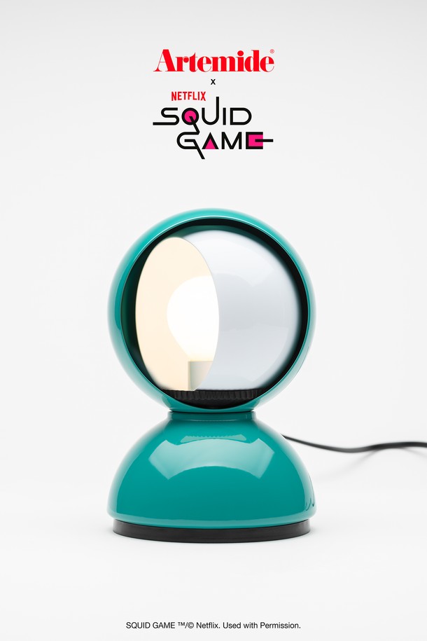 [아르테미데] 오징어 게임 에클리세 테이블 플레이어는 넷플릭스 오리지널 시리즈 '오징어 게임'과 아르테미데의 콜라보레이션으로 탄생한 리미티드 에디션 테이블 조명입니다. 모던한 스타일의 이 조명은 스틸과 테크노폴리머 소재로 제작되었으며, 그린 컬러를 메인으로 합니다. '오징어 게임' 속 플레이어를 모티브로 디자인되었으며, 플레이어, 가드, 프론트맨 컬러 옵션을 제공합니다. 사이즈는 180mm x 120mm이며, 재고가 있을 시 3~5일, 주문 제작 시 12~14주가 소요됩니다.

