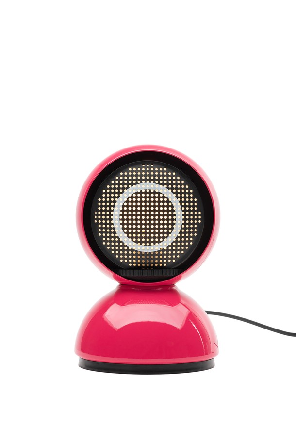 [Artemide] 오징어 게임 에클리세 테이블 램프는 핑크와 블랙 두 가지 색상으로 출시되었습니다. 스틸과 테크노폴리머 소재로 제작되었으며, 모던하고 미니멀한 스타일을 추구합니다. 오징어 게임 에디션으로 특별 제작된 가드 디자인이 특징이며, 180mm x 120mm 크기입니다. 7년 제품 보증과 함께, Netflix 오징어 게임 공식 라이선스 제품으로 한정판 및 컬렉터 에디션을 소장할 수 있습니다. 제품의 제조 결함에 대해서는 7년 무상 수리 서비스를 제공하며, 현장 서비스는 추가 비용으로 이용 가능합니다. 주문 확인 후 재고는 3-5일, 사전 주문 시 12-14주 소요됩니다.
