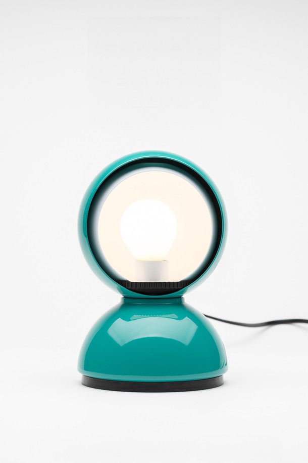 [아르테미데] 오징어 게임 에클리세 테이블 플레이어는 넷플릭스 오리지널 시리즈 '오징어 게임'과 아르테미데의 콜라보레이션으로 탄생한 리미티드 에디션 테이블 조명입니다. 모던한 스타일의 이 조명은 스틸과 테크노폴리머 소재로 제작되었으며, 그린 컬러를 메인으로 합니다. '오징어 게임' 속 플레이어를 모티브로 디자인되었으며, 플레이어, 가드, 프론트맨 컬러 옵션을 제공합니다. 사이즈는 180mm x 120mm이며, 재고가 있을 시 3~5일, 주문 제작 시 12~14주가 소요됩니다.
