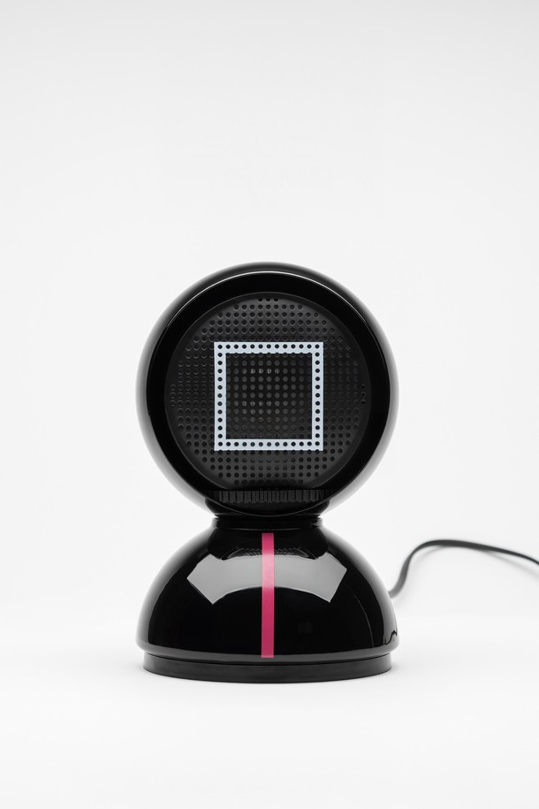 [Artemide] 오징어게임 에클리세 테이블 프론트맨은 넷플릭스(Netflix) 공식 라이센스 제품으로, 오징어 게임을 모티브로 한 한정판 조명입니다. 블랙 컬러의 스틸과 테크노폴리머 소재로 제작되었으며, 180mm x 120mm 사이즈입니다. 프론트맨 디자인이 특징이며, 제품 결함에 대해 7년 보증을 제공합니다. 테이블 조명 본체로 구성되어 있으며, 조명 기능을 제공합니다.
