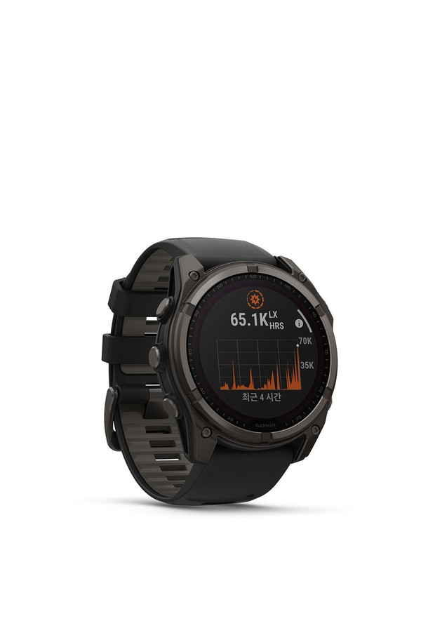 가민 피닉스 8(51mm) 사파이어 솔라 카본그레이 티타늄 블랙 밴드 GPS 스마트워치는 스포츠, 일상, 러닝, 하이킹, 피트니스 등 다방면에서 활용 가능한 스마트 워치입니다. AMOLED 디스플레이, 티타늄 및 사파이어 소재, 최대 48일의 넉넉한 배터리 사용 시간을 제공합니다. 32GB 메모리, GPS, 심박수, 수면, 산소포화도, 스트레스 모니터링, 태양광 충전, LED 플래시, 음성 명령 등 다양한 기능을 갖췄습니다. 100가지 이상의 스포츠 모드, 실시간 피트니스 트래킹, 내비게이션 기능으로 러닝룩, 피트니스룩, 여행룩에 잘 어울리며 스포티, 미니멀, 클래식 스타일을 연출합니다. 듀얼 마이크, 스피커, 방수 기능도 지원합니다.
