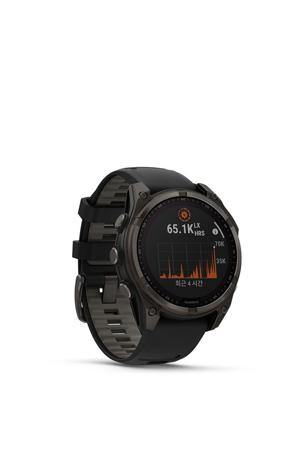 가민 피닉스 8 47mm 사파이어 솔라 카본그레이 티타늄 블랙 밴드 GPS 스마트워치는 아웃도어 활동, 러닝, 피트니스, 수영 등 다용도로 활용 가능한 스마트워치입니다. 티타늄과 사파이어 소재를 사용하여 내구성과 고급스러움을 더했으며, 블랙 및 카본그레이 컬러로 스포티하면서도 미니멀한 디자인을 완성했습니다. 태양광 충전, GPS, 심박 측정, 혈중 산소 포화도 측정, 수면 측정 기능을 지원하며, 32GB 메모리, 듀얼 마이크, 스피커를 내장했습니다. AMOLED 디스플레이와 QuickFit 호환 밴드를 통해 편리하게 사용할 수 있으며, LED 플래시라이트 기능으로 실용성을 높였습니다. 러닝룩, 피트니스룩, 여행룩 등 다양한 TPO에 맞춰 스타일리시하게 연출할 수 있습니다.
