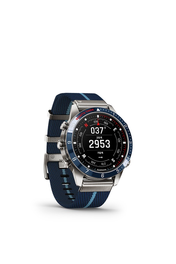 가민 마크2 캡틴 프리미엄 GPS 스마트워치입니다. 티타늄, 사파이어 크리스탈, 세라믹, 가죽, 나일론, 실리콘 등 고급 소재를 사용하여 스포티하면서도 클래식한 디자인을 완성했습니다. AMOLED 디스플레이를 통해 선명한 화면을 제공하며, GPS, 심박수 측정, 수면 분석, 스트레스 모니터링, 혈중 산소 포화도 측정 등 다양한 기능을 지원합니다. 일상, 스포츠, 러닝, 골프, 스키, 피트니스 등 폭넓은 활동에 적합하며, 40개 이상의 스포츠 모드, 글로벌 스키 맵, 골프 코스 맵을 제공하여 활동의 즐거움을 더합니다. 최대 16일의 긴 배터리 수명과 퀵핏 밴드 교체 시스템, 스마트 알림, 음악 저장, 블루투스 및 와이파이 연결을 지원합니다.
