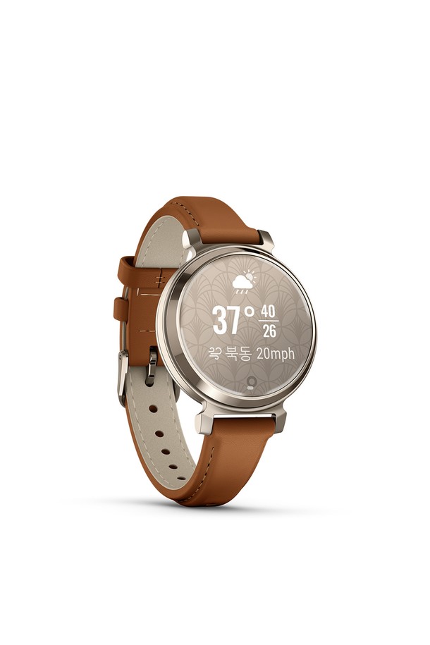 가민 릴리2 클래식 크림골드 탠 레더밴드 GPS 스마트워치는 여성 사용자를 위한 클래식하고 우아한 디자인의 스마트워치입니다. 크림골드 메탈 케이스와 탠 컬러의 가죽 밴드의 조화가 돋보이며, 패턴 렌즈 디자인으로 세련됨을 더했습니다. 일상, 피트니스, 러닝 등 다양한 용도로 활용 가능하며, 심박수, 산소포화도, 수면, 스트레스, 여성 건강 등을 추적하는 기능을 제공합니다. 또한 GPS 기능, 스마트 알림, 18개 이상의 스포츠 모드, 5일의 넉넉한 배터리 수명을 지원하며, 터치스크린 LCD와 방수 기능으로 편리함을 더했습니다. 피트니스룩과 러닝룩에, 또는 미니멀, 시크 스타일에도 잘 어울리는 스마트워치입니다.
