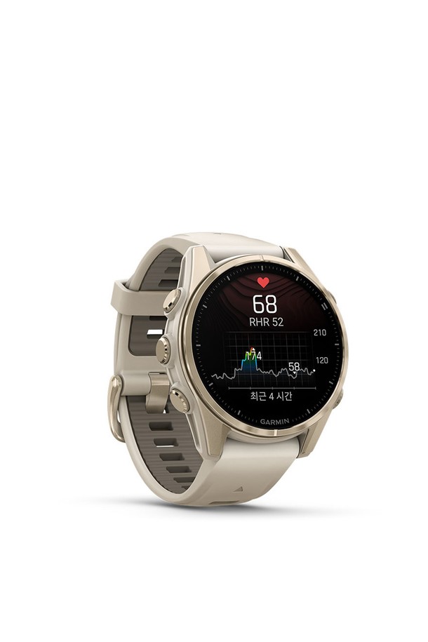 가민 피닉스 8 43mm 아몰레드 사파이어 소프트 골드 포그 그레이 밴드 GPS 스마트워치는 티타늄과 사파이어 글래스 소재를 사용하여 내구성과 고급스러움을 동시에 갖췄습니다. 1.3인치 아몰레드 디스플레이는 선명한 시인성을 제공하며, 소프트 골드와 포그 그레이 컬러 조합이 세련된 스타일을 연출합니다. GPS, 심박수, 혈중 산소 포화도 측정 등 다양한 기능을 통해 스포츠, 일상, 러닝 등 폭넓은 활동을 지원하며, 최대 100개 이상의 스포츠 모드를 제공하여 사용자의 활동을 기록합니다. 듀얼 마이크, 스피커 내장, 32GB 메모리, 그리고 최대 10일 사용 가능한 배터리(스마트 모드 기준)를 통해 편리성을 높였으며, 군사 표준 규격을 충족하여 안정성을 확보했습니다. 러닝룩, 피트니스룩, 여행룩 등 다양한 TPO에 어울리는 스포티, 미니멀, 클래식 스타일을 연출할 수 있습니다.
