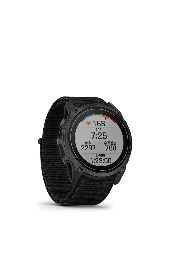 가민 엔듀로3 카본그레이 티타늄 나일론 밴드 GPS 스마트워치는 스포츠, 러닝, 골프, 하이킹 등 다양한 활동에 적합한 스마트워치입니다. 카본그레이 색상의 티타늄 케이스와 나일론 밴드는 스포티하면서도 미니멀한 스타일을 연출하며, 공용으로 착용 가능합니다. 사파이어 글래스, GPS, 심박수, 혈중산소포화도, 수면, 스트레스 모니터링, 태양광 충전, LED 플래시, ECG, 방수 기능 등을 갖춰 일상과 아웃도어 활동에 유용합니다. 군사용 등급 내구성과 100가지 이상 스포츠 모드, 실시간 코스 내비게이션, 지도 기능, 최대 36일의 넉넉한 배터리 수명을 제공합니다. 러닝룩, 골프룩, 피트니스룩에 매치하여 스타일리시하게 연출할 수 있습니다.
