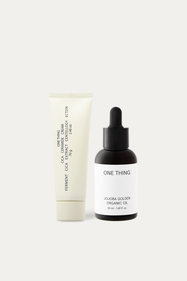 [원씽] 호호바 오일 50ml 2개와 세라마이드 크림 70g 1개로 구성된 스킨케어 세트입니다. 비정제 냉압착 방식으로 추출하여 호호바 오일과 세라마이드, 병풀추출물, 나이아신아마이드, 하이알루로닉애씨드 등 피부에 좋은 성분들을 담았습니다. 호호바 오일은 50ml 2개, 세라마이드 크림은 70g 1개로 구성되어 있으며 보습과 진정 효과를 기대할 수 있습니다. 쇼핑백이 함께 증정되어 선물용으로도 좋습니다. 피부에 순하게 작용하는 오일과 크림 제형으로 촉촉한 피부를 완성해 보세요.
