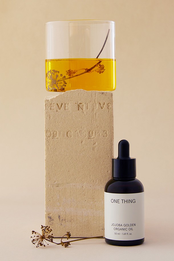 [원씽] 호호바 오일 50ml 2개와 세라마이드 크림 70g 1개로 구성된 스킨케어 세트입니다. 비정제 냉압착 방식으로 추출하여 호호바 오일과 세라마이드, 병풀추출물, 나이아신아마이드, 하이알루로닉애씨드 등 피부에 좋은 성분들을 담았습니다. 호호바 오일은 50ml 2개, 세라마이드 크림은 70g 1개로 구성되어 있으며 보습과 진정 효과를 기대할 수 있습니다. 쇼핑백이 함께 증정되어 선물용으로도 좋습니다. 피부에 순하게 작용하는 오일과 크림 제형으로 촉촉한 피부를 완성해 보세요.
