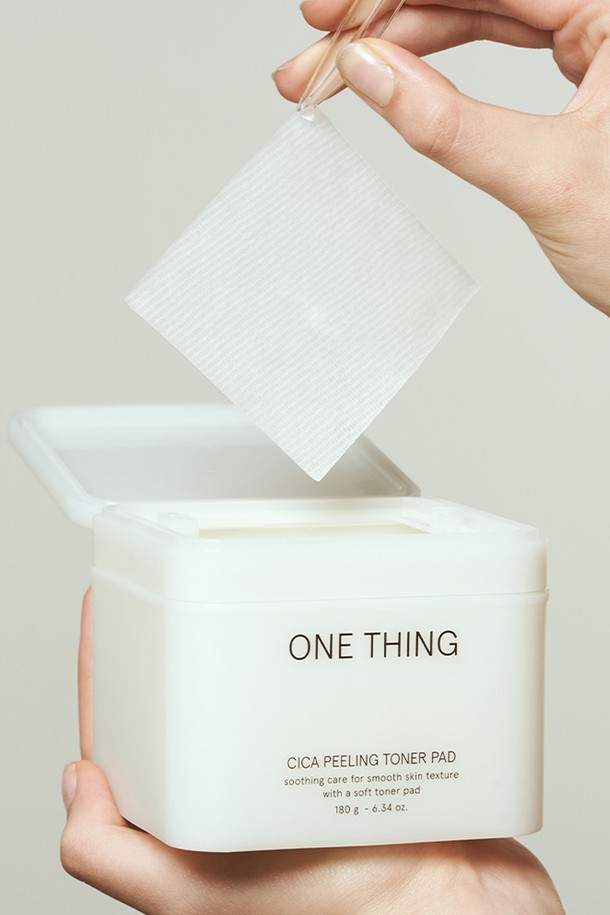 [원씽] 시카 필링 토너 패드 65매 2세트는 스킨케어와 각질 제거를 위한 제품입니다. 시카 성분이 함유되어 피부 진정 효과를 제공하며, 필링 패드로 간편하게 각질을 관리할 수 있습니다. 각 65매씩 총 2세트로 구성되어 넉넉하게 사용 가능하며, 쇼핑백이 함께 증정됩니다. 이 토너 패드는 피부 결을 부드럽게 정돈하고, 깨끗하고 건강한 피부로 가꾸는 데 도움을 줍니다. 간편한 사용법으로 매일 손쉽게 피부 관리를 할 수 있습니다.

