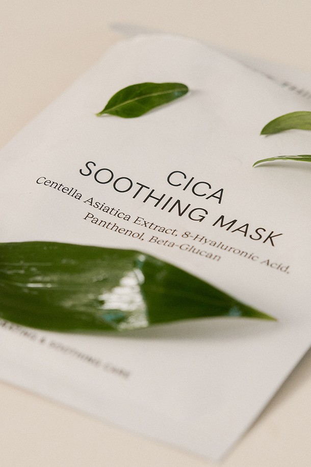 [원씽] 시카 수딩 마스크 20매(5매x4개)는 피부 진정을 돕는 시트 마스크입니다. 시카 성분을 함유하여 민감해진 피부를 부드럽게 진정시키고 편안하게 가꿔줍니다. 20매(5매씩 4개) 구성으로, 넉넉하게 사용하여 피부 관리를 할 수 있습니다. 스킨케어 마지막 단계에서 사용하며, 일회용 마스크팩입니다. 구매 시 쇼핑백을 함께 증정합니다.
