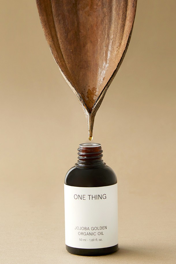 [원씽] 호호바 오일 50ml 2개와 세라마이드 크림 70g 1개로 구성된 스킨케어 세트입니다. 비정제 냉압착 방식으로 추출하여 호호바 오일과 세라마이드, 병풀추출물, 나이아신아마이드, 하이알루로닉애씨드 등 피부에 좋은 성분들을 담았습니다. 호호바 오일은 50ml 2개, 세라마이드 크림은 70g 1개로 구성되어 있으며 보습과 진정 효과를 기대할 수 있습니다. 쇼핑백이 함께 증정되어 선물용으로도 좋습니다. 피부에 순하게 작용하는 오일과 크림 제형으로 촉촉한 피부를 완성해 보세요.
