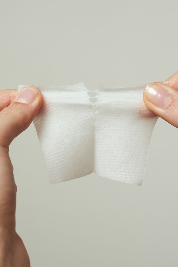 [원씽] 시카 필링 토너 패드 65매 2세트는 스킨케어와 각질 제거를 위한 제품입니다. 시카 성분이 함유되어 피부 진정 효과를 제공하며, 필링 패드로 간편하게 각질을 관리할 수 있습니다. 각 65매씩 총 2세트로 구성되어 넉넉하게 사용 가능하며, 쇼핑백이 함께 증정됩니다. 이 토너 패드는 피부 결을 부드럽게 정돈하고, 깨끗하고 건강한 피부로 가꾸는 데 도움을 줍니다. 간편한 사용법으로 매일 손쉽게 피부 관리를 할 수 있습니다.
