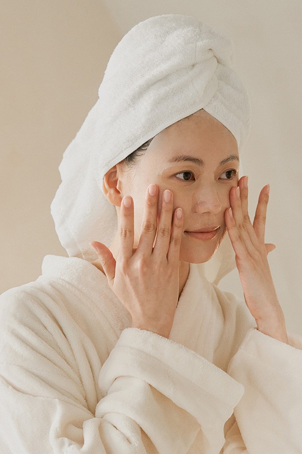 [원씽] 시카 수딩 마스크 20매(5매x4개)는 피부 진정을 돕는 시트 마스크입니다. 시카 성분을 함유하여 민감해진 피부를 부드럽게 진정시키고 편안하게 가꿔줍니다. 20매(5매씩 4개) 구성으로, 넉넉하게 사용하여 피부 관리를 할 수 있습니다. 스킨케어 마지막 단계에서 사용하며, 일회용 마스크팩입니다. 구매 시 쇼핑백을 함께 증정합니다.
