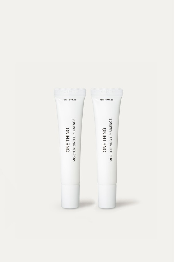 **[원씽] 모이스처라이징 각질케어 립 에센스 2개**는 유기농 호호바 오일, 유기농 아르간 오일, 유기농 올리브 오일을 함유하여 입술에 풍부한 보습을 선사합니다. COSMOS와 ECOCERT 인증을 받은 식물성 유기농 오일이 끈적임 없이 촉촉하게 각질을 케어해 줍니다. 콜드프레스 공법으로 추출한 오일과 왁스 에스터 성분이 함유되어 저자극적인 사용감을 제공하며, 자연 보습막을 형성하여 오랫동안 입술을 보호합니다. 호호바 오일 39%를 함유하여 더욱 강력한 보습 효과를 경험할 수 있습니다. 13ml 용량의 에센스 제형으로 입술에 부드럽게 발립니다.
