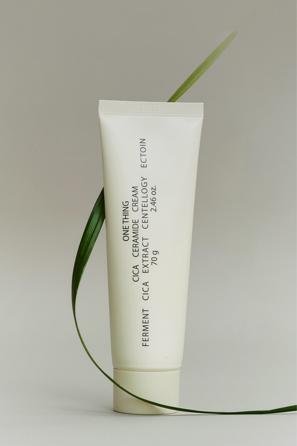 [원씽] 시카 세라마이드 크림 70g은 민감하고 손상된 피부를 위한 저자극 스킨케어 크림입니다. 병풀추출물, 세라마이드, 나이아신아마이드, 하이알루로닉애씨드 등 유효 성분이 피부에 보습과 진정을 선사하고, 피부 장벽을 강화합니다. 가볍고 빠르게 흡수되는 텍스처로 끈적임 없이 산뜻하게 마무리되며, 사계절 내내 사용 가능합니다. 피부 자극 테스트와 피부장벽 개선 임상 테스트를 완료하여 100% 사용자 만족도를 기록했으며, 미백 및 주름 개선의 이중 기능성 효과를 제공합니다.
