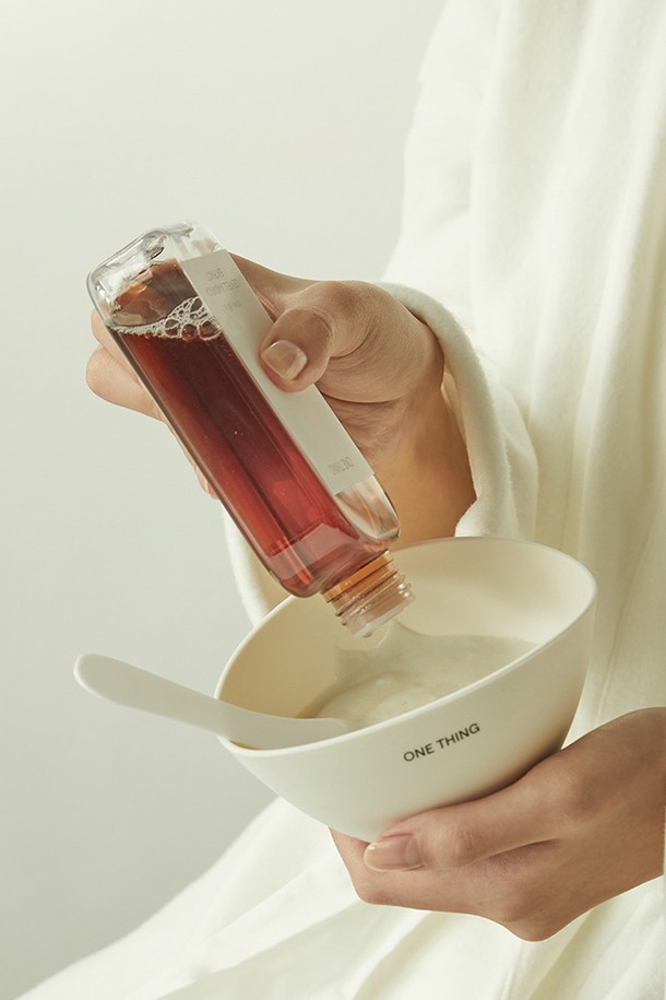 [원씽] 어성초/콜라겐/히알루론산 모델링팩&팩도구 3종 세트입니다. 파우더형 모델링팩으로, 어성초, 콜라겐, 히알루론산을 함유하여 피부에 수분 공급과 진정 효과를 제공합니다. DIY 혼합형 제품으로 팩볼, 계량컵, 스파츌라 3종 세트가 함께 구성되어 편리하게 사용할 수 있습니다. 얼굴에 사용하는 마스크팩으로, 모델링 제형 특유의 밀착력으로 촉촉하고 건강한 피부를 선사합니다.
