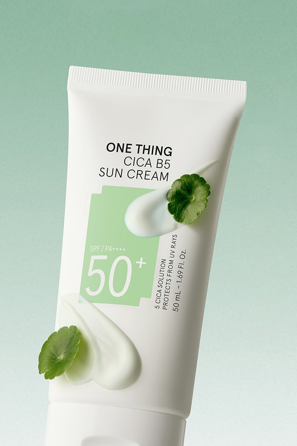 [원씽] 시카 B5 선크림 50ml는 SPF50+ PA++++의 강력한 자외선 차단 효과와 함께 피부 진정 및 보습, 수분 공급에 도움을 주는 선크림입니다. 시카, 판테놀, 나이아신아마이드, 세라마이드 성분이 함유되어 민감하고 예민해진 피부를 순하게 케어하며, 30초 만에 피부 진정 효과를 경험할 수 있습니다. 저자극, 워터프루프, 논코메도제닉 테스트를 완료하여 안심하고 사용할 수 있으며, 산뜻하고 가벼운 크림 제형으로 촉촉하게 마무리됩니다. 또한, 민감성 피부, 안자극, 여드름성 피부에도 적합하며, 리프 세이프 제품으로 환경까지 생각했습니다. 시카 B5 선크림 구매 시, 시카세럼 10ml를 증정해 드립니다.
