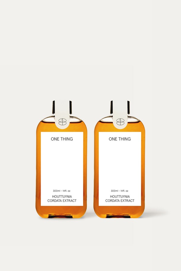 [원씽] 어성초 추출물 토너 300ml 2세트입니다. 피부 진정에 도움을 주는 어성초 추출물을 주성분으로 하여 민감한 피부도 안심하고 사용할 수 있습니다. 300ml 용량의 토너 2개 세트로 구성되어 넉넉하게 사용할 수 있으며, 특별히 쇼핑백을 증정합니다. 피부 결 정돈 및 보습에 효과적이며, 피부 자극 없이 산뜻하게 마무리됩니다. 매일 아침 저녁 세안 후, 화장솜에 적셔 피부결을 따라 부드럽게 닦아내거나, 건조한 부위에 팩처럼 활용할 수 있습니다.
