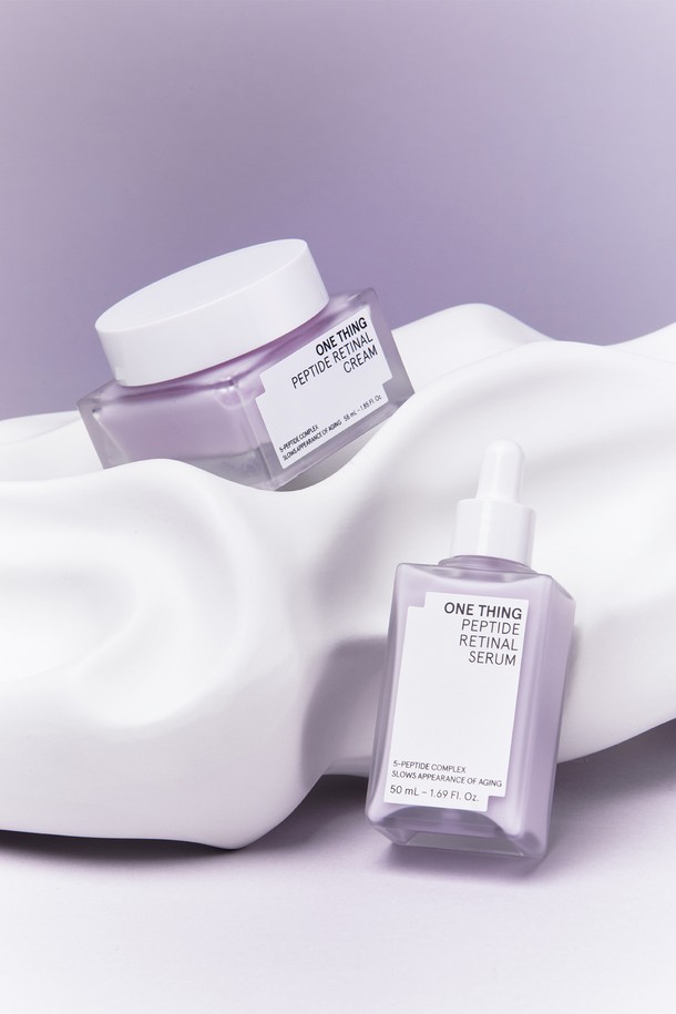 [원씽] 펩타이드 레티날 세럼+크림 SET은 주름 개선, 탄력 개선, 모공 개선, 피부톤 개선, 피부 밀도 개선에 도움을 주는 스킨케어 세트입니다. 펩타이드 5종과 레티날 성분이 함유되어 피부 탄력, 눈가 주름, 모공, 리프팅 개선에 대한 임상 테스트를 완료했습니다. 민감성 피부도 안심하고 사용할 수 있도록 저자극 포뮬러로 제작되었으며, 피부과 테스트를 거쳤습니다. 토너 사용 후, 세럼과 크림을 피부결을 따라 부드럽게 펴 발라주세요. 낮에는 선크림과 함께 사용하고, 집중 케어가 필요한 부위에는 세럼을 1-2방울 추가하여 사용해 보세요.

