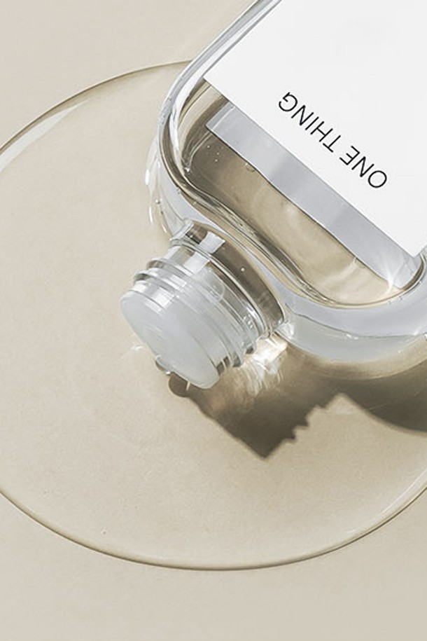 [원씽] 나이아신아마이드 10% 토너 300 ml(대용량)는 미백, 피부결 개선, 모공 관리, 수분 공급, 피지 컨트롤에 도움을 주는 토너입니다. 10% 나이아신아마이드 성분이 함유되어 칙칙하고 거친 피부결을 부드럽게 가꿔줍니다.  수분 타입으로 끈적임 없이 빠르게 흡수되며, 민감성 피부도 안심하고 사용할 수 있도록 저자극성을 갖췄습니다. 토너/미스트, 팩, DIY 믹스 등 다양한 방법으로 활용 가능하며, 세명대학교 바이오산업임상지원센터에서 피부 자극 테스트를 완료했습니다. 300ml 대용량으로 넉넉하게 사용할 수 있으며, 시카세럼 10ml를 증정합니다.
