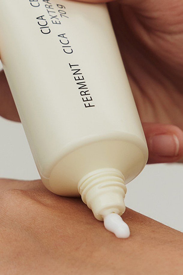 [원씽] 시카 세라마이드 크림 70g은 민감하고 손상된 피부를 위한 저자극 스킨케어 크림입니다. 병풀추출물, 세라마이드, 나이아신아마이드, 하이알루로닉애씨드 등 유효 성분이 피부에 보습과 진정을 선사하고, 피부 장벽을 강화합니다. 가볍고 빠르게 흡수되는 텍스처로 끈적임 없이 산뜻하게 마무리되며, 사계절 내내 사용 가능합니다. 피부 자극 테스트와 피부장벽 개선 임상 테스트를 완료하여 100% 사용자 만족도를 기록했으며, 미백 및 주름 개선의 이중 기능성 효과를 제공합니다.
