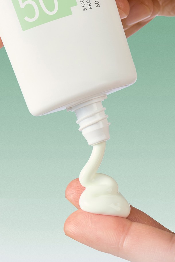 [원씽] 시카 B5 선크림 50ml는 SPF50+ PA++++의 강력한 자외선 차단 효과와 함께 피부 진정 및 보습, 수분 공급에 도움을 주는 선크림입니다. 시카, 판테놀, 나이아신아마이드, 세라마이드 성분이 함유되어 민감하고 예민해진 피부를 순하게 케어하며, 30초 만에 피부 진정 효과를 경험할 수 있습니다. 저자극, 워터프루프, 논코메도제닉 테스트를 완료하여 안심하고 사용할 수 있으며, 산뜻하고 가벼운 크림 제형으로 촉촉하게 마무리됩니다. 또한, 민감성 피부, 안자극, 여드름성 피부에도 적합하며, 리프 세이프 제품으로 환경까지 생각했습니다. 시카 B5 선크림 구매 시, 시카세럼 10ml를 증정해 드립니다.
