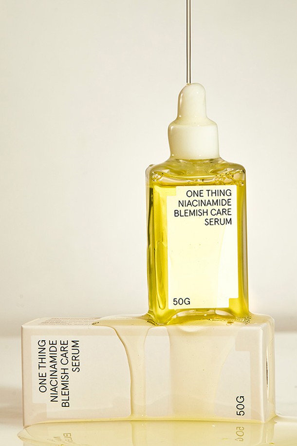 [원씽] 결광세트 나이아신아마이드 글루타치온 잡티 세럼 50ml과 크림 40ml 세트입니다. 피부 잡티 케어와 미백에 도움을 주는 나이아신아마이드와 글루타치온을 함유하고 있습니다. 세럼과 크림으로 구성되어 있으며, 피부에 촉촉함과 생기를 더해줍니다. 본 세트를 구매하시면 쇼핑백을 함께 증정해 드립니다. 
