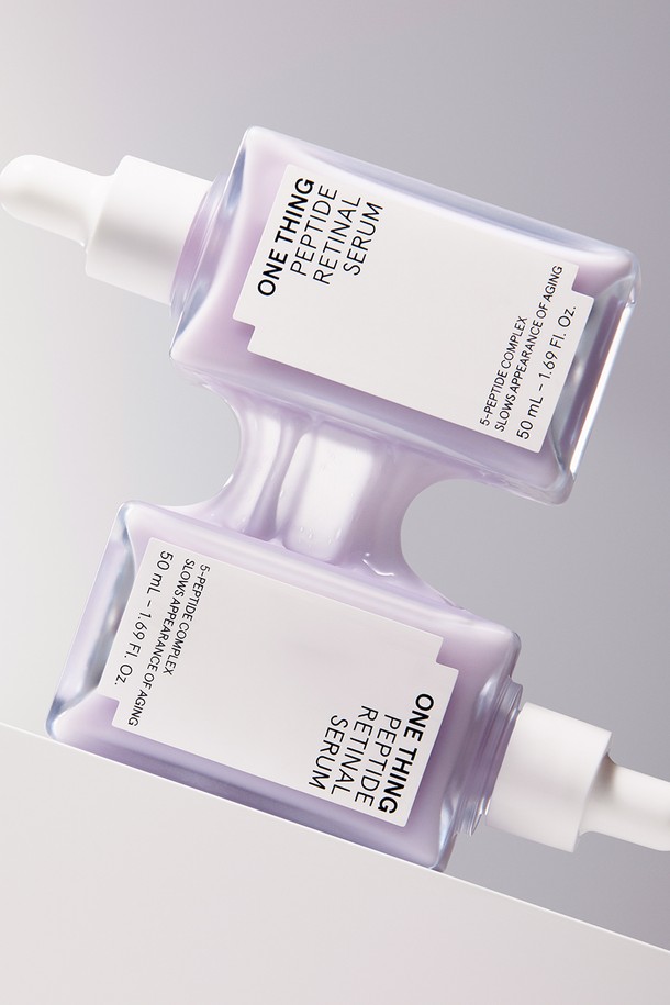 [원씽] 펩타이드 레티날 세럼+크림 SET은 주름 개선, 탄력 개선, 모공 개선, 피부톤 개선, 피부 밀도 개선에 도움을 주는 스킨케어 세트입니다. 펩타이드 5종과 레티날 성분이 함유되어 피부 탄력, 눈가 주름, 모공, 리프팅 개선에 대한 임상 테스트를 완료했습니다. 민감성 피부도 안심하고 사용할 수 있도록 저자극 포뮬러로 제작되었으며, 피부과 테스트를 거쳤습니다. 토너 사용 후, 세럼과 크림을 피부결을 따라 부드럽게 펴 발라주세요. 낮에는 선크림과 함께 사용하고, 집중 케어가 필요한 부위에는 세럼을 1-2방울 추가하여 사용해 보세요.
