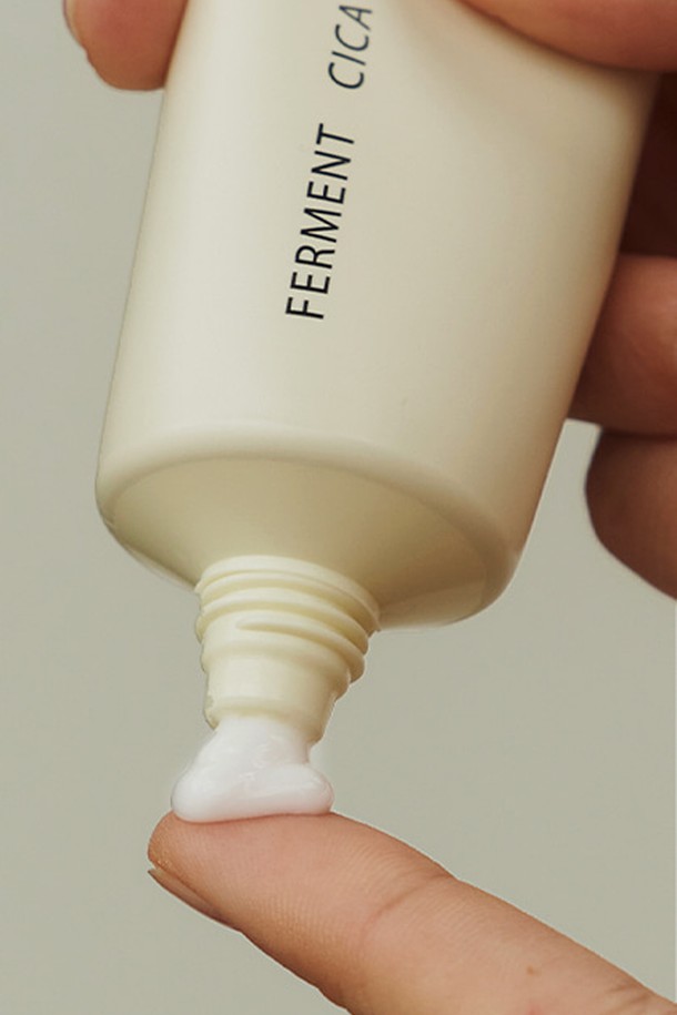 [원씽] 시카 세라마이드 크림 70g은 민감하고 손상된 피부를 위한 저자극 스킨케어 크림입니다. 병풀추출물, 세라마이드, 나이아신아마이드, 하이알루로닉애씨드 등 유효 성분이 피부에 보습과 진정을 선사하고, 피부 장벽을 강화합니다. 가볍고 빠르게 흡수되는 텍스처로 끈적임 없이 산뜻하게 마무리되며, 사계절 내내 사용 가능합니다. 피부 자극 테스트와 피부장벽 개선 임상 테스트를 완료하여 100% 사용자 만족도를 기록했으며, 미백 및 주름 개선의 이중 기능성 효과를 제공합니다.
