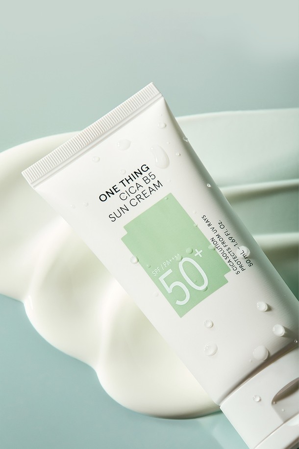 [원씽] 시카 B5 선크림 50ml는 SPF50+ PA++++의 강력한 자외선 차단 효과와 함께 피부 진정 및 보습, 수분 공급에 도움을 주는 선크림입니다. 시카, 판테놀, 나이아신아마이드, 세라마이드 성분이 함유되어 민감하고 예민해진 피부를 순하게 케어하며, 30초 만에 피부 진정 효과를 경험할 수 있습니다. 저자극, 워터프루프, 논코메도제닉 테스트를 완료하여 안심하고 사용할 수 있으며, 산뜻하고 가벼운 크림 제형으로 촉촉하게 마무리됩니다. 또한, 민감성 피부, 안자극, 여드름성 피부에도 적합하며, 리프 세이프 제품으로 환경까지 생각했습니다. 시카 B5 선크림 구매 시, 시카세럼 10ml를 증정해 드립니다.
