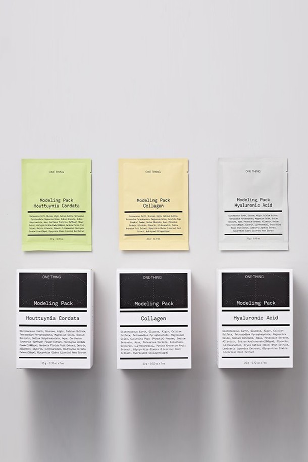 [원씽] 모델링팩 1kg은 어성초, 히알루론산, 콜라겐 중 선택 가능한 성분으로 피부 고민에 맞춰 사용할 수 있는 마스크팩입니다. 1kg 대용량으로 넉넉하게 사용 가능하며, 보습, 진정, 탄력 케어에 도움을 줍니다. 파우더 제형으로 물과 섞어 간편하게 사용할 수 있으며, 팩 도구 3종이 함께 구성되어 편리합니다. 선물용 쇼핑백이 함께 제공되어 소중한 사람에게 선물하기 좋습니다.
