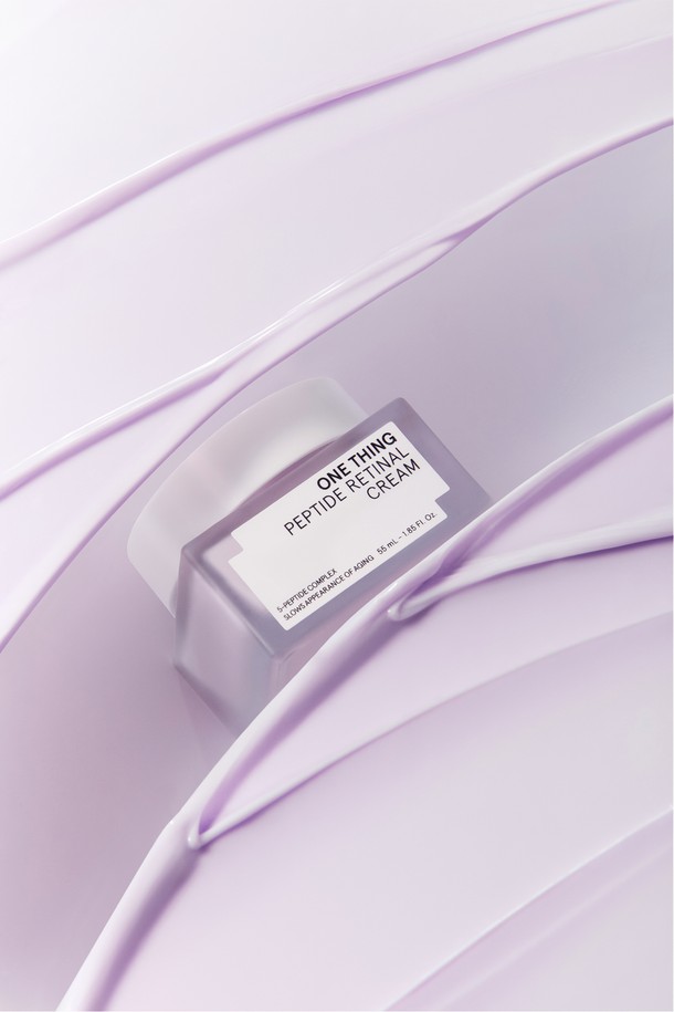 [원씽] 펩타이드 레티날 세럼+크림 SET은 주름 개선, 탄력 개선, 모공 개선, 피부톤 개선, 피부 밀도 개선에 도움을 주는 스킨케어 세트입니다. 펩타이드 5종과 레티날 성분이 함유되어 피부 탄력, 눈가 주름, 모공, 리프팅 개선에 대한 임상 테스트를 완료했습니다. 민감성 피부도 안심하고 사용할 수 있도록 저자극 포뮬러로 제작되었으며, 피부과 테스트를 거쳤습니다. 토너 사용 후, 세럼과 크림을 피부결을 따라 부드럽게 펴 발라주세요. 낮에는 선크림과 함께 사용하고, 집중 케어가 필요한 부위에는 세럼을 1-2방울 추가하여 사용해 보세요.
