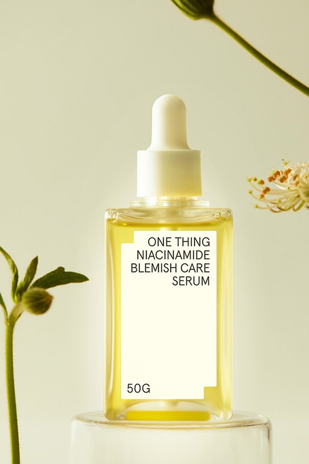 [원씽] 결광세트 나이아신아마이드 글루타치온 잡티 세럼 50ml과 크림 40ml 세트입니다. 피부 잡티 케어와 미백에 도움을 주는 나이아신아마이드와 글루타치온을 함유하고 있습니다. 세럼과 크림으로 구성되어 있으며, 피부에 촉촉함과 생기를 더해줍니다. 본 세트를 구매하시면 쇼핑백을 함께 증정해 드립니다. 
