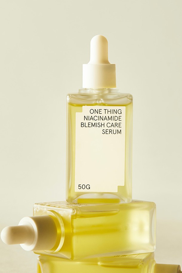 [원씽] 결광세트 나이아신아마이드 글루타치온 잡티 세럼 50ml과 크림 40ml 세트입니다. 피부 잡티 케어와 미백에 도움을 주는 나이아신아마이드와 글루타치온을 함유하고 있습니다. 세럼과 크림으로 구성되어 있으며, 피부에 촉촉함과 생기를 더해줍니다. 본 세트를 구매하시면 쇼핑백을 함께 증정해 드립니다. 
