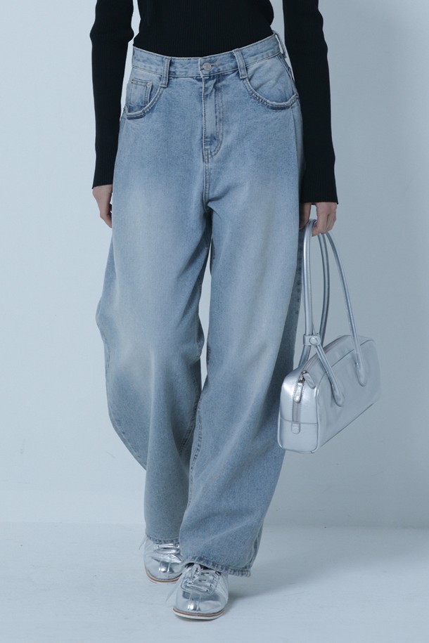 MORELIKEIT - 데님 - FRONT 1 TUCK WIDE  CURVED FIT DENIM PANTS BLUE