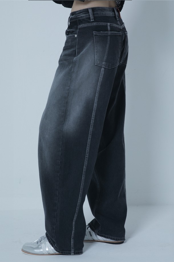 MORELIKEIT - 데님 - BACK POINT WIDE  CURVED FIT DENIM PANTS BLACK