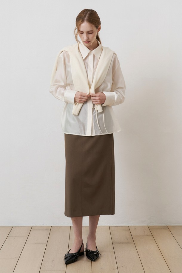 데일리 컴포트라인(밴딩) 롱스커트 브라운은 여성 고객을 위한 모던 스타일의 롱스커트입니다. 부드러운 촉감의 폴리에스테르와 스판덱스 혼방 소재로 제작되어 편안한 착용감을 선사합니다. 허리 밴딩 디자인으로 활동성을 높였으며, 깔끔하고 자연스러운 레귤러핏 실루엣을 연출합니다. 출근룩, 오피스룩, 캐주얼 등 다양한 TPO에 맞춰 활용하기 좋은 실용적인 아이템입니다. 무지 디자인으로 어떤 상의와도 쉽게 매치할 수 있으며, 안감은 폴리에스테르 소재입니다.
