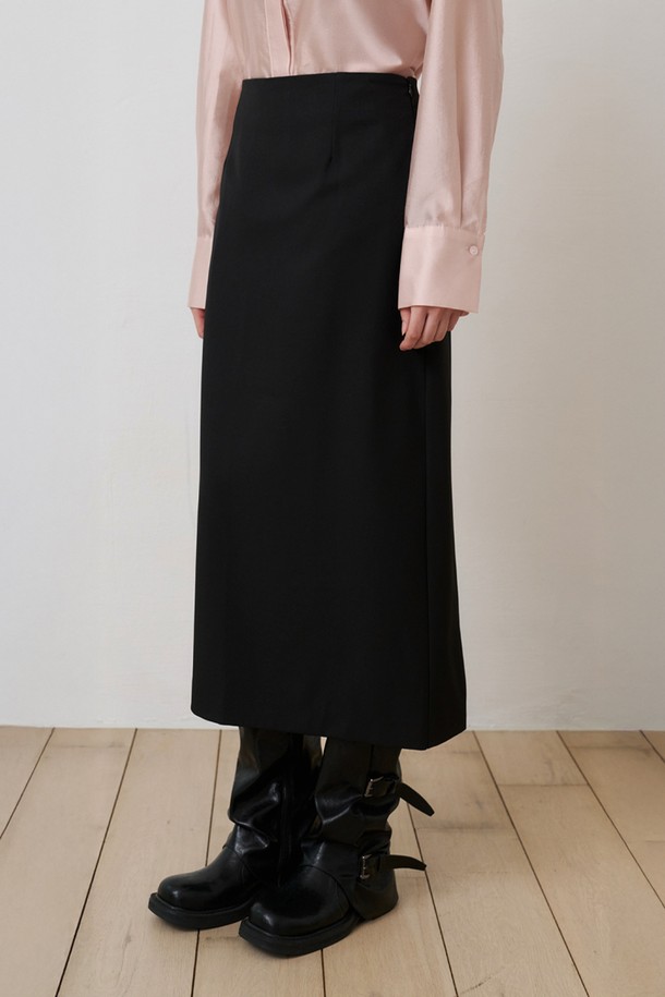 데일리 컴포트라인(밴딩) 롱스커트 BLACK은 여성 의류로, 미니멀, 클래식, 캐주얼 스타일을 선호하는 분들께 적합합니다. 폴리에스테르와 스판덱스 혼방 소재로 제작되어 편안한 착용감을 제공하며, 허리 밴딩 디자인으로 활동성을 높였습니다. 출근룩, 오피스룩 등 다양한 TPO에 활용하기 좋으며, 깔끔하고 자연스러운 레귤러핏 실루엣을 연출해 줍니다. 블랙 컬러의 무지 디자인으로 어떤 상의와도 쉽게 매치할 수 있어 데일리웨어로 활용하기 좋습니다. 안감은 폴리에스테르 소재입니다.
